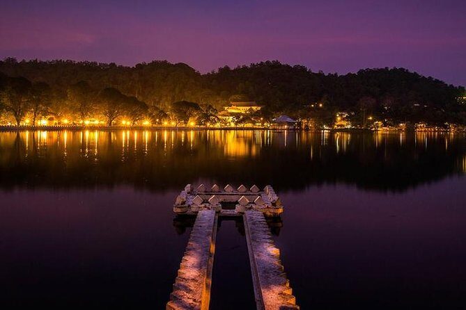 Evening Tour at the Last Kingdom of Sri Lanka, Kandy - A private 5-hour “by night” loop through Kandy’s big symbols