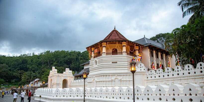 From Colombo: Kandy Full-Day Trip - Kadugannawa Viewpoint and Tunnel: Short Stops, Good Payoff