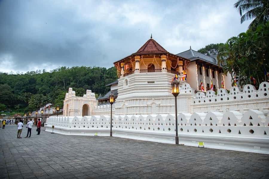 Kandy: 4-Day Sri Lanka Full Circle Private Tour To Colombo - Day 4: Bentota river safari, then Galle Fort and Colombo city icons