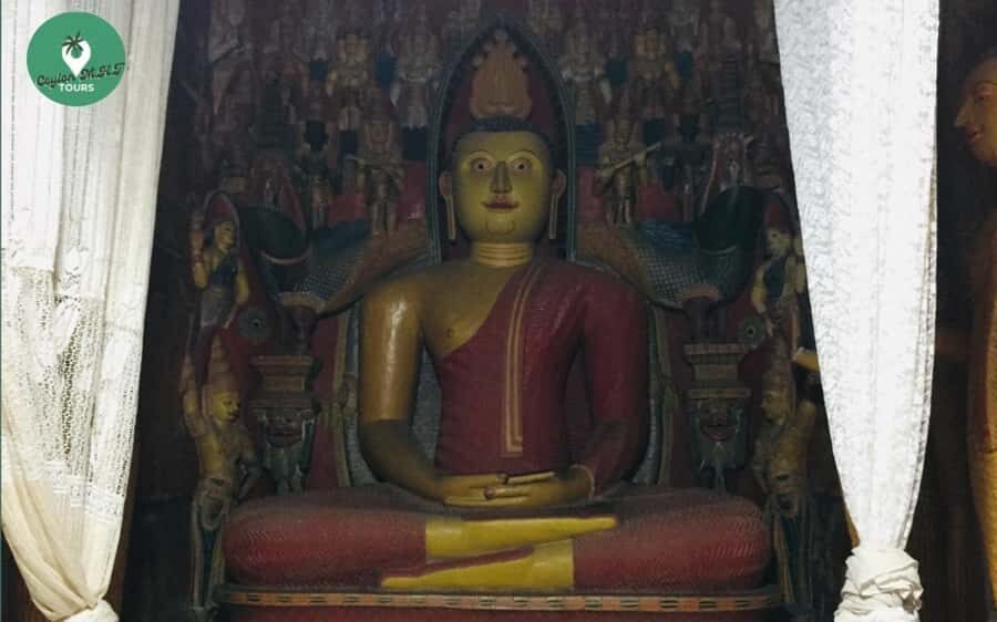 Kandy: City Explore with Local Guide By Tuk Tuk - Kandy Lake walk: the calm middle between temples and traffic