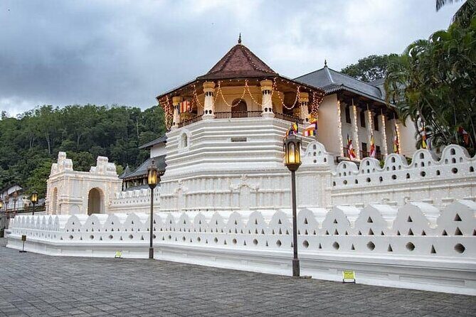 Kandy City Sightseeing and Ambuluwawa Tower by Tuk Tuk Tour - The flow of the day: how a tuk-tuk tour keeps Kandy doable