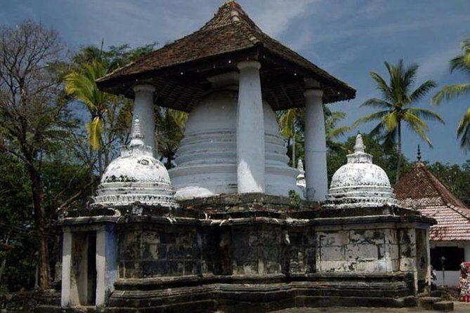 Kandy City Tour - Kandy Lake: a gentle walk that locals actually use