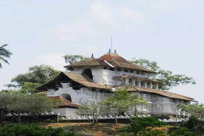 Kandy City Tour - Lankatilaka Temple: 14th-century Sinhalese architecture on rock