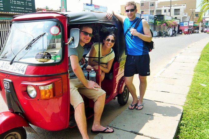 Kandy City Tour by Tuk Tuk - Stop 1: Temple of the Sacred Tooth Relic and the calm start at Kandy Lake