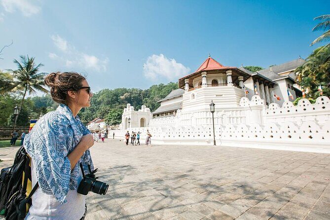 Kandy Instagram Tour: Most Famous Spots (Private & All-Inclusive) - Kandy Lake Stroll and the Viewpoint That Puts Everything Together