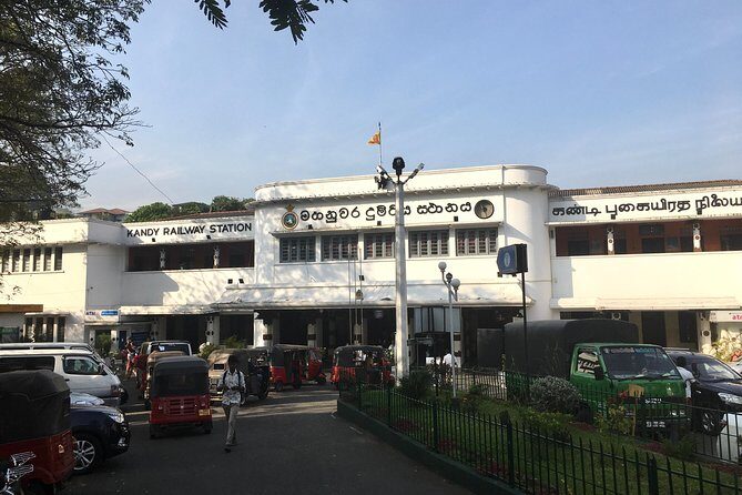 Kandy to Ella Train Tickets - Reserved Seats - Onboard experience: views, snacks, washroom breaks, and staying warm