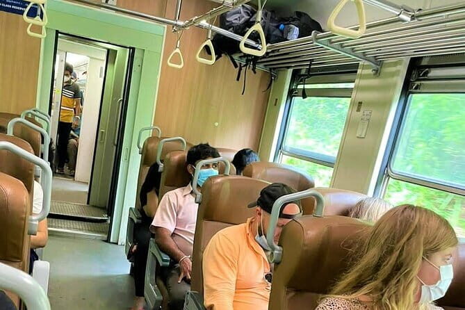Kandy to Nanuoya (Nuwaraeliya) by Train - Reserved Seats - Kandy station platform: how to board without stress